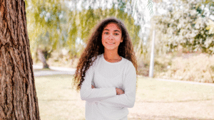 Niña de 12 años al culminar su proceso terapéutico.